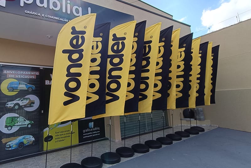 Wind banner instalado na calçada em frente a um comércio para atrair clientes
