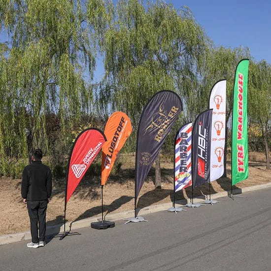 Wind Banner modelo Ângulo com impressão de logo e recortes angulares